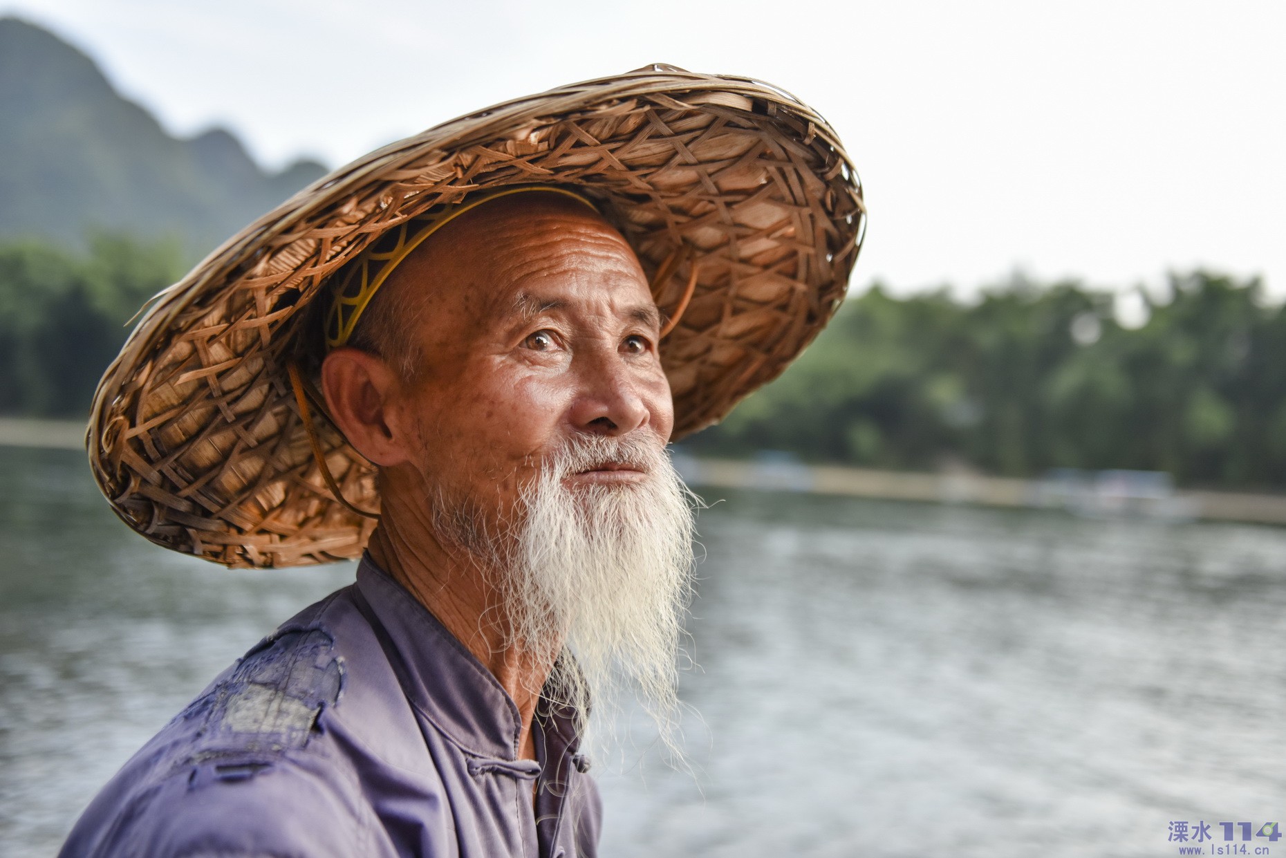 漓江上的白胡子大爷