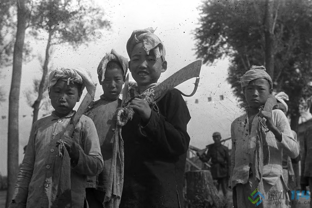 photo2771-(1944) Yan&#039;an (China), children of People&#039;s Militia holding swords.jpg